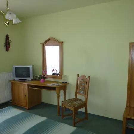 Edelweiss Panzio Bed & Breakfast 3*